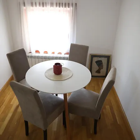Ego Apartmanii